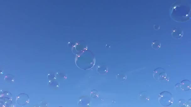 Blasen schwimmende Hintergrund Seifenblase schwimmende Seifenblase treibende Seifenblase in blauem Himmel mit Wolken Lager, Foto, Foto, Bild, Bildraum - Stock Footage Video - Filmmaterial, Video