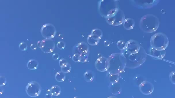 Blasen treibende Seifenblasen treiben in blauem Himmel mit Wolken Lager, Filmmaterial, Video, Clip, - Filmmaterial, Video