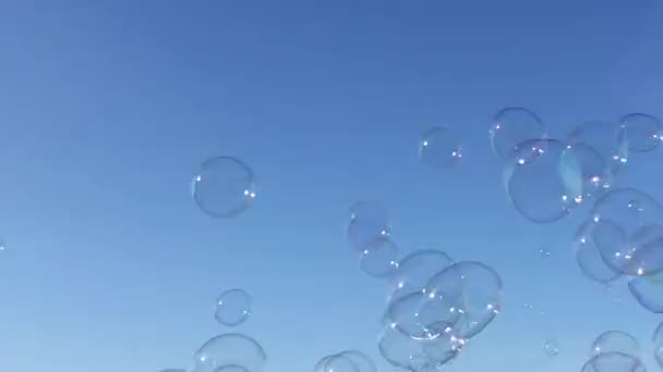 bubliny plovoucí mýdlové bubliny drift na modré obloze s mraky stock, záběry, video, klip, - Záběry, video