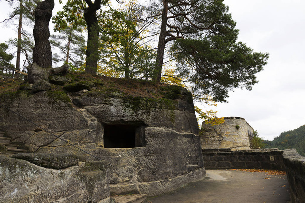 Részlet a bevehetetlen középkori szikla vár Sloup a 13. századból Vártó Észak-Csehországban, Cseh Köztársaság - Fotó, kép