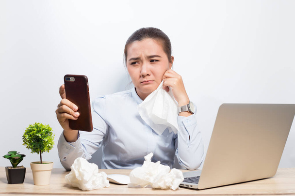 Frau weint, wenn sie aufs Smartphone schaut - Foto, Bild