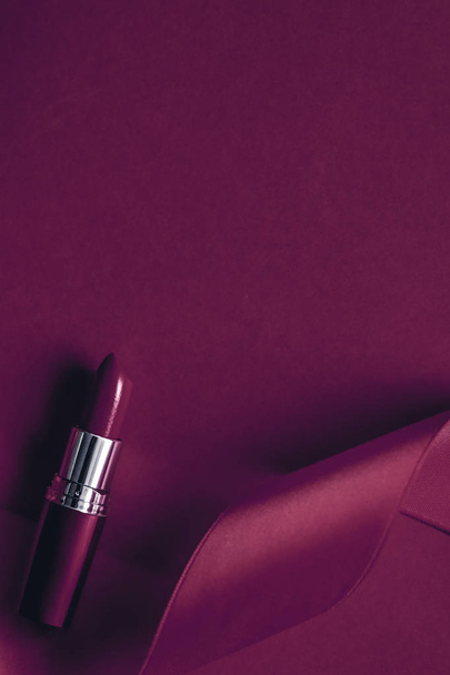 Luxus rúzs és selyem szalag szilva nyaralás háttér, hogy - Fotó, kép
