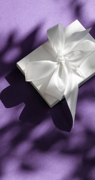 Caixa de presente branca de férias de luxo com fita de seda e laço em violeta
 - Foto, Imagem