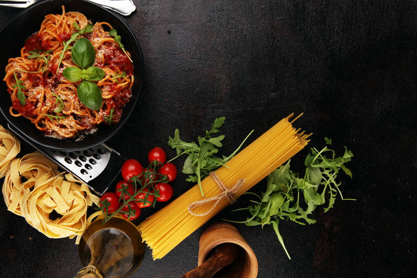 Placa de deliciosos espaguetis Boloñesa o Boloñesa con salado
 - Foto, imagen
