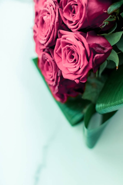 Πολυτελές μπουκέτο ροζ τριαντάφυλλα σε μαρμάρινο φόντο, όμορφο flo - Φωτογραφία, εικόνα