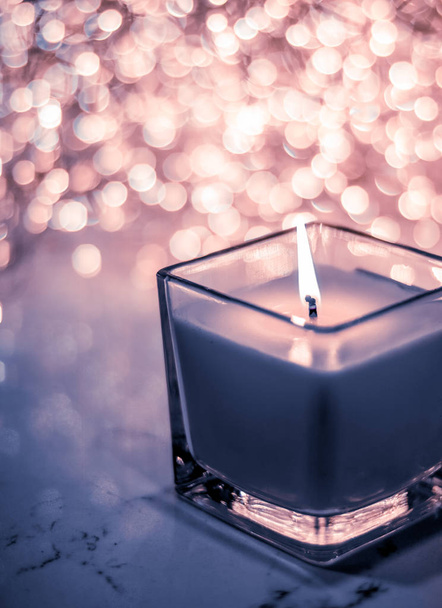 Niebieska świeca aromatyczna na Boże Narodzenie i Nowy Rok brokat tło - Zdjęcie, obraz