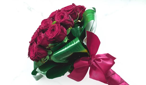 Πολυτελές μπουκέτο από μπορντό τριαντάφυλλα σε μαρμάρινο φόντο, όμορφο - Φωτογραφία, εικόνα