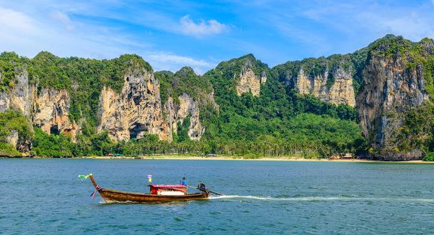 Пляж Тонсай-Бей с красивым скальным образованием и пейзажной живописью в провинции Фаби - побережье с пляжами-падишами - Таиланд
 - Фото, изображение
