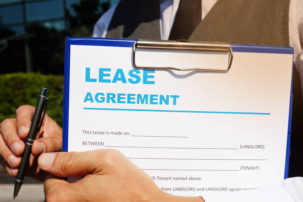 Foto conceptual de negocios mostrando texto impreso Acuerdo de arrendamiento
 - Foto, Imagen