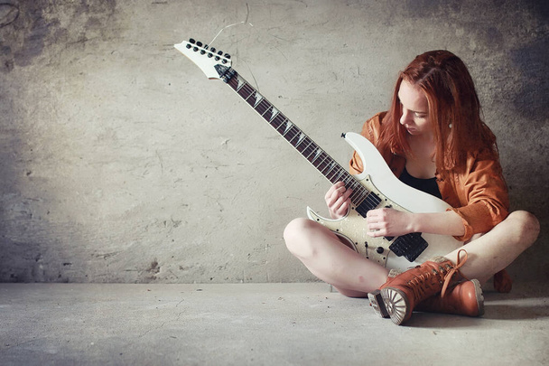 Młoda Rudowłosa dziewczyna z gitara elektryczna. Gir muzyk rockowy - Zdjęcie, obraz