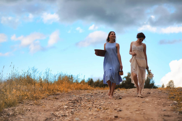 zwei Mädchen in Kleidern im herbstlichen Feld - Foto, Bild