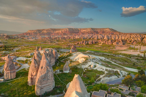 Tramonto vista panoramica sulla città di Goreme, Cappadocia, Turchia
 - Foto, immagini