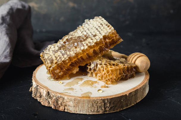Bee honeycombs, honey in bee honeycombs - Foto, Bild