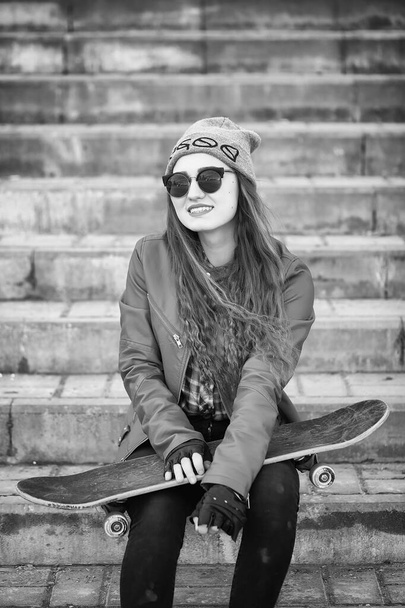 Молода дівчина-хіпстер їде на скейтборді. Дівчата подружки f
 - Фото, зображення