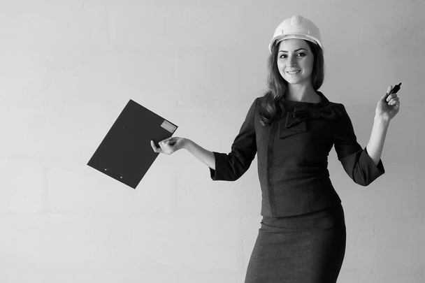 Photographie noir et blanc d'une femme architecte à la construction s
 - Photo, image