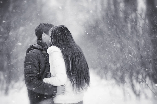 冬の散歩に愛情のあるカップル。男と女のデートを - 写真・画像