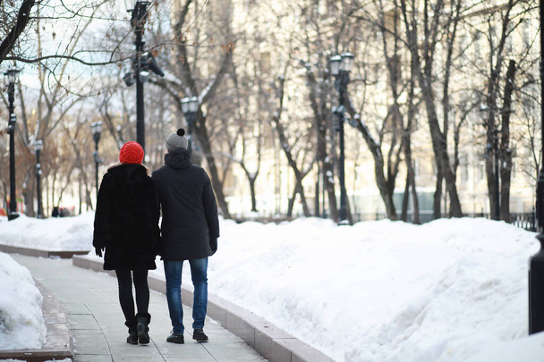Genç çift kışın yürüyor - Fotoğraf, Görsel