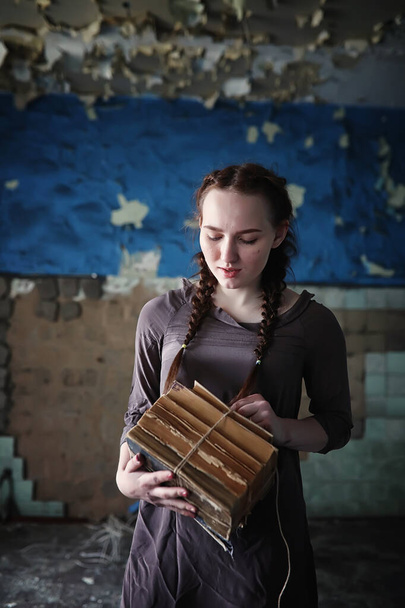 Dívka s starých knih ve starém domě - Fotografie, Obrázek