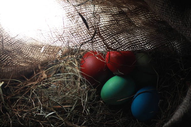 Pasen eieren op jute geschilderd - Foto, afbeelding