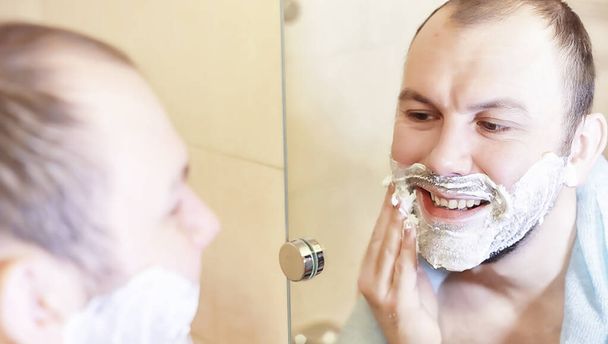 朝バスルームで男が髭を剃って - 写真・画像