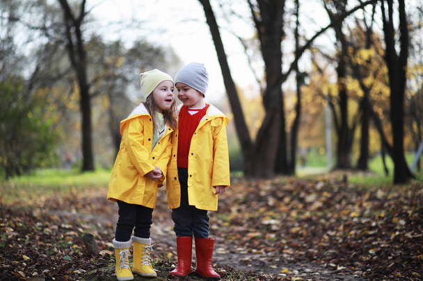 Los niños caminan en el parque de otoño
 - Foto, Imagen