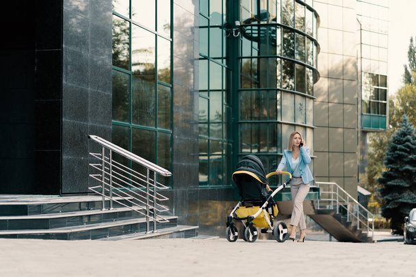 Portrét úspěšné podnikatelky v modrém obleku s dítětem - Fotografie, Obrázek