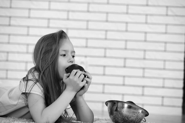 Bambina sul pavimento in bianco e nero
 - Foto, immagini