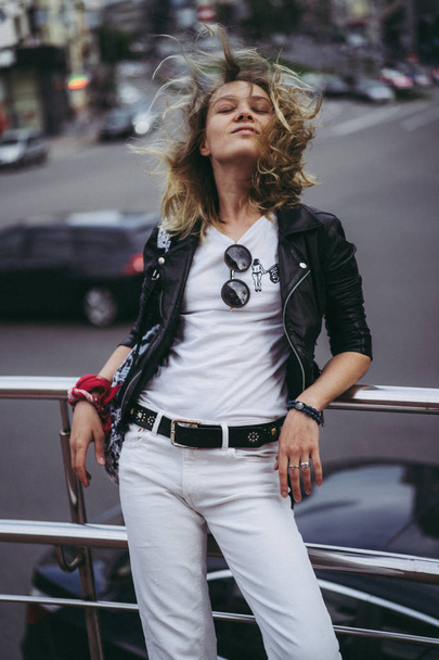 Young beautiful woman walks around the city in Europe, street ph - Foto, Imagen