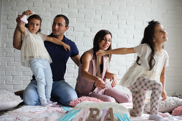 Красива молода сім'я з дочками
 - Фото, зображення