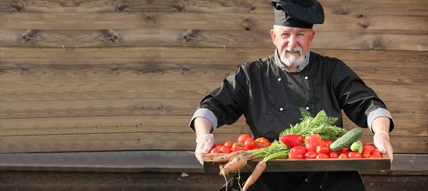 Šéfkuchař v uniformě se zeleninou - Fotografie, Obrázek