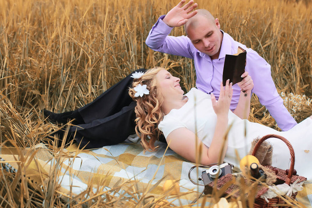 Nowożeńcy miłośników chodzenia w polu w jesienny dzień - Zdjęcie, obraz