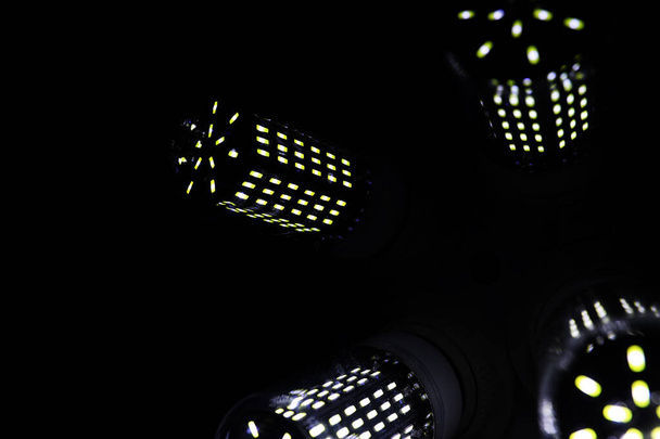 LED elementy w lampie. Lampy z diodami. Wiele jasnych świateł  - Zdjęcie, obraz