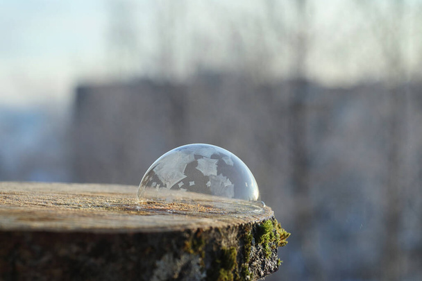 Мильні бульбашки замерзають на холоді. Зимове мило вода замерзає в т
 - Фото, зображення