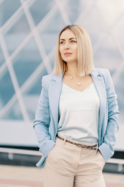 Donna d'affari di successo in abito blu
 - Foto, immagini
