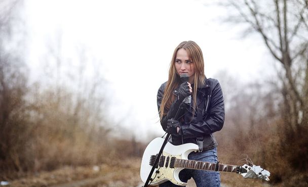 schöne junge Rockerin mit E-Gitarre. eine Rockmusik - Foto, Bild