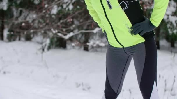 Baixa seção de mulher exercitando no tempo de inverno
 - Filmagem, Vídeo