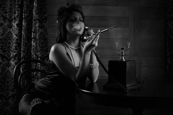 Beautiful 1930s girl smokes monochrome - Foto, Bild