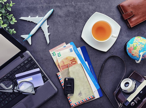 Uçak bileti ve uçuş için pasaport. Seyahat konsepti. Bilet - Fotoğraf, Görsel