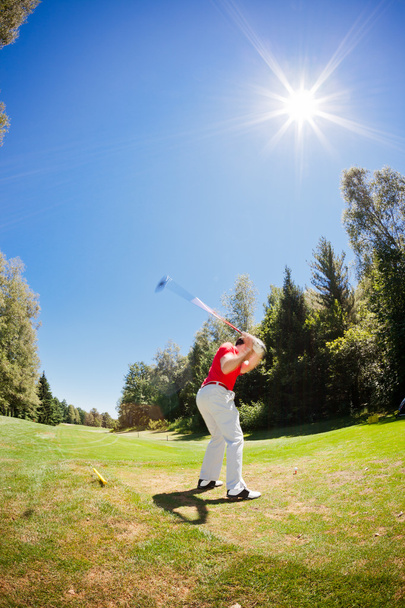 Jugador de golf realiza un swing
 - Foto, imagen