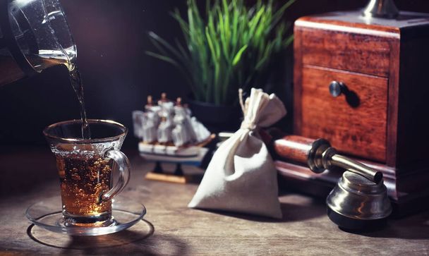 Cervejando chá em uma mesa de madeira
 - Foto, Imagem
