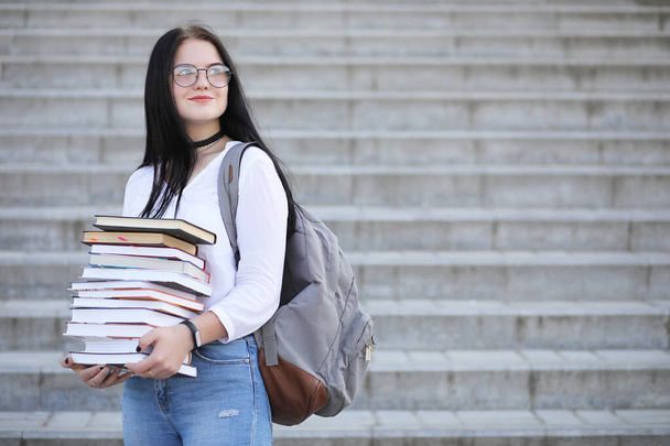 Studentessa sulla strada con libri
 - Foto, immagini
