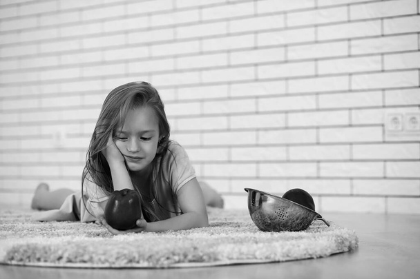 Kleines Mädchen auf dem Boden schwarz-weiß - Foto, Bild