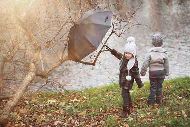 Los niños caminan en el parque de otoño
 - Foto, imagen