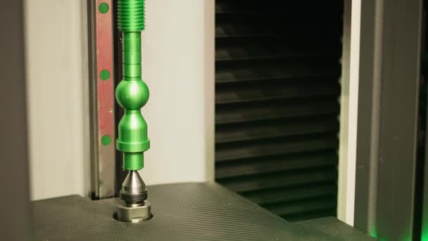 Máquina de medição óptica inspecionando detalhes de forma de peça de alta curvatura complexos rotativos no laboratório de fabricação. Ferramenta metrológica com luz laser verde para multi-eixo, tornos de cabeça deslizantes flanqueando. Inspeção de alta resolução do item
 - Filmagem, Vídeo