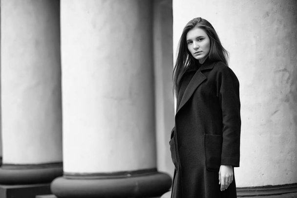 Kız bir ceket siyah beyaz fotoğraf - Fotoğraf, Görsel