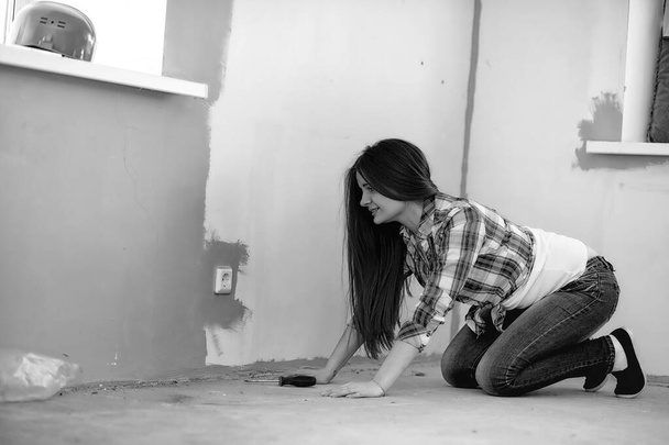The builder makes repairs in the apartment. Finishing works on p - Photo, Image