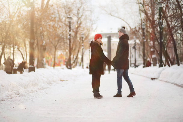junges Paar spaziert durch den Winter - Foto, Bild