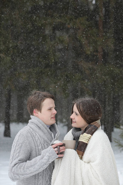 coppia di innamorati in un appuntamento pomeriggio d'inverno in una bufera di neve
 - Foto, immagini