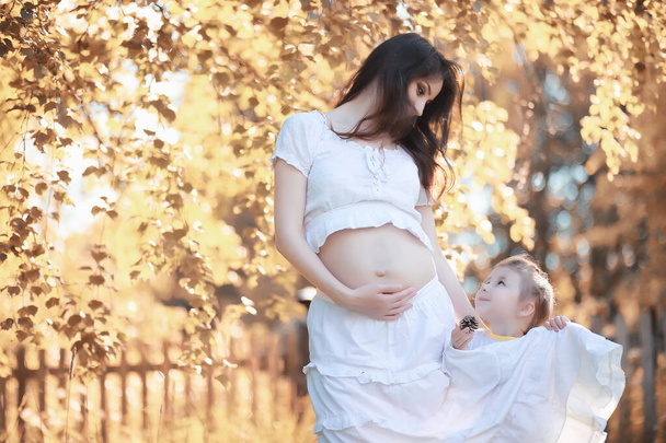 Donna incinta in natura per una passeggiata in autunno - Foto, immagini