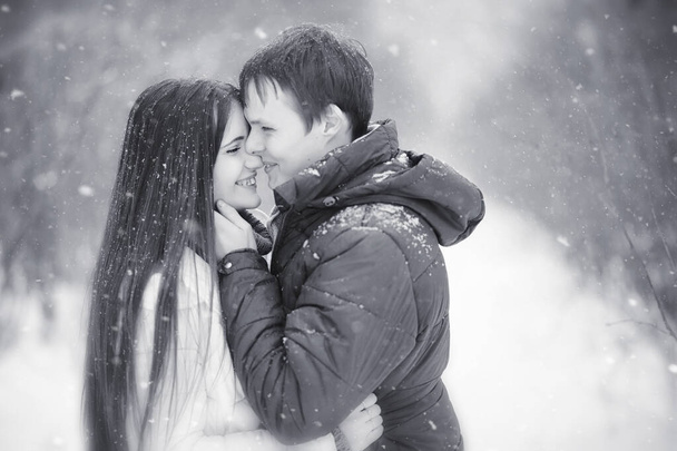 Μια αγάπη ζευγάρι σε ένα χειμερινό περίπατο. Άνδρας και γυναίκα σε μια ημερομηνία με το - Φωτογραφία, εικόνα